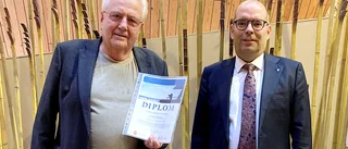 Han prisas för sitt livslånga engagemang för Tåkern – tog emot priset av landshövdingen.