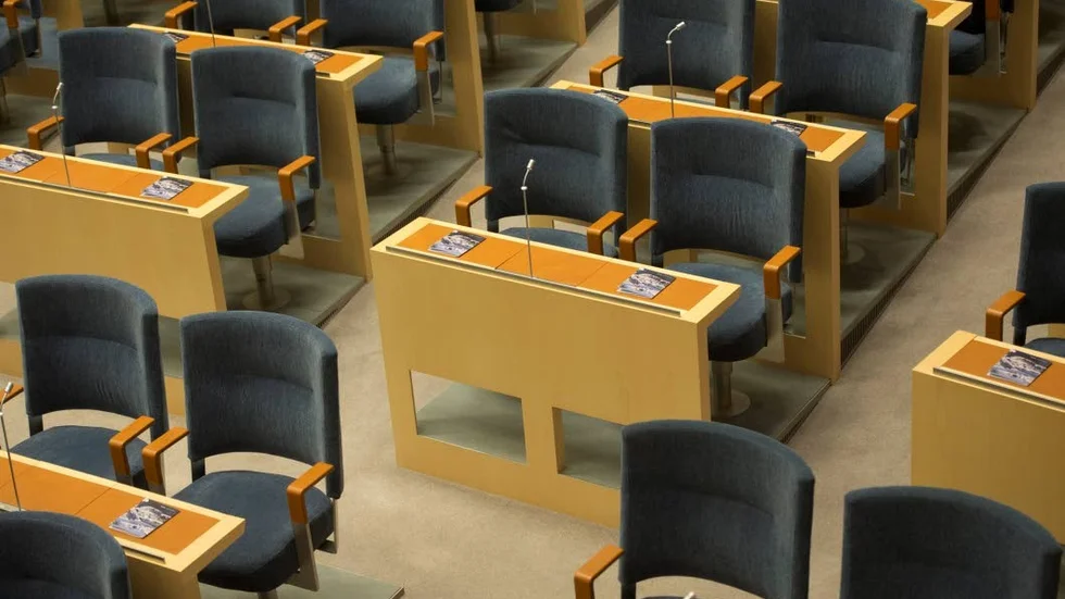 MÅNGA STOLAR. Det är många stolar som ska fyllas i de politiska församlingarna runtom i landet. Partiorganisationerna behöver tänka i nya banor när de ska rekrytera människor till de politiska uppdragen.