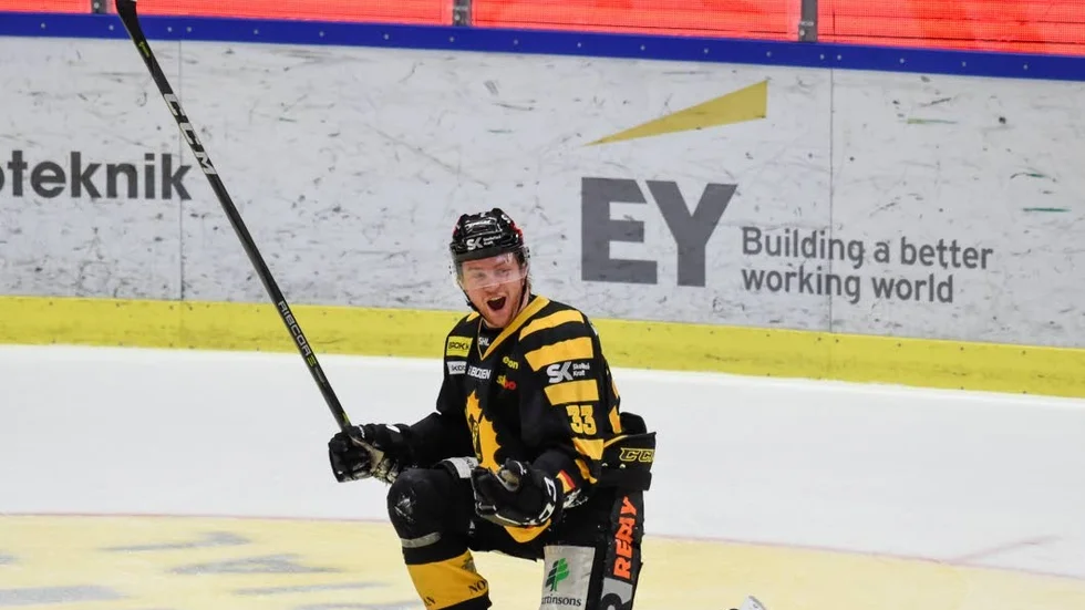 SEGERMÅL. Sebastian Ohlsson jublar över sitt avgörande 2–1-mål.