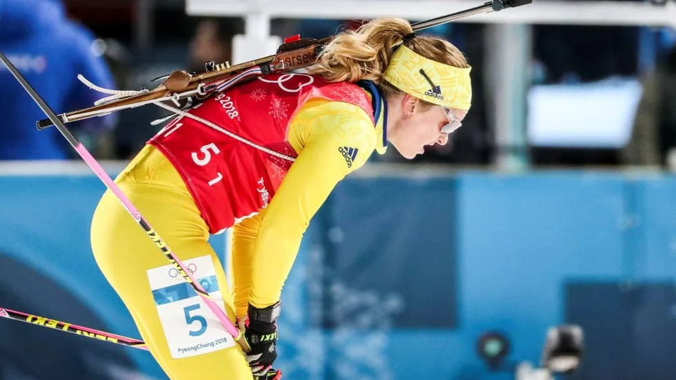 BLYTUNGT. Mona Brorsson hade en svart dag i OS-spåret då hon sköt fem (!) bom i det stående stafettskyttet.