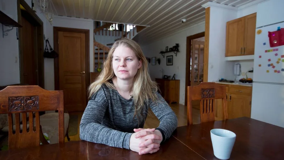 Jenny Johansson är orolig för framtiden. Hon sade upp sig från jobbet som taxichaufför åt PDX men får inte börja hos sin nya arbetsgivare.