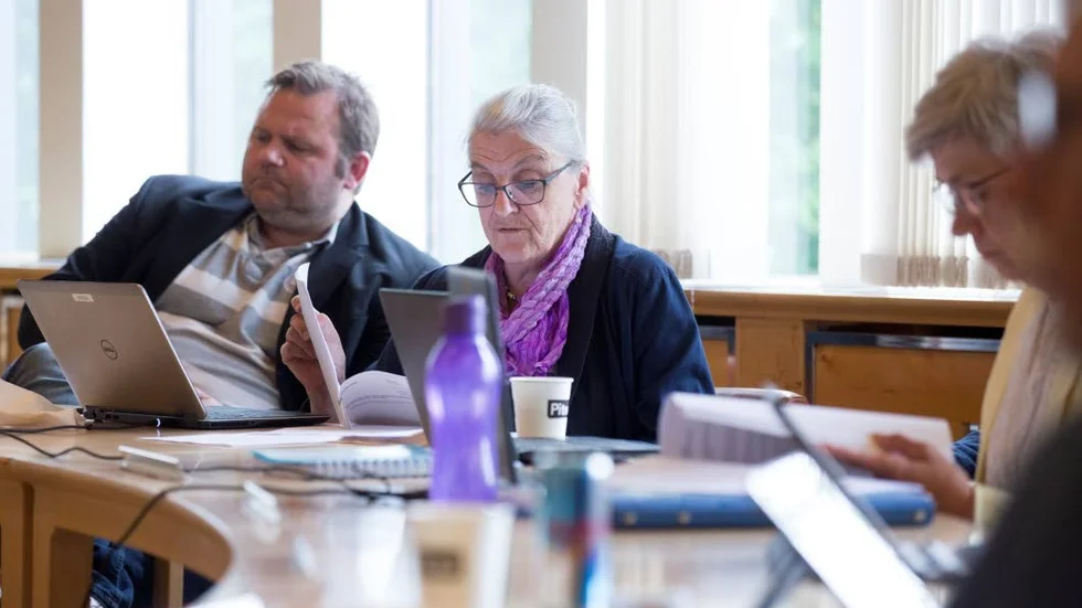Enligt nämndens ordförande Brith Fäldt (V) kommer det flytande boendet för vindkraftsarbetarna att följas upp.