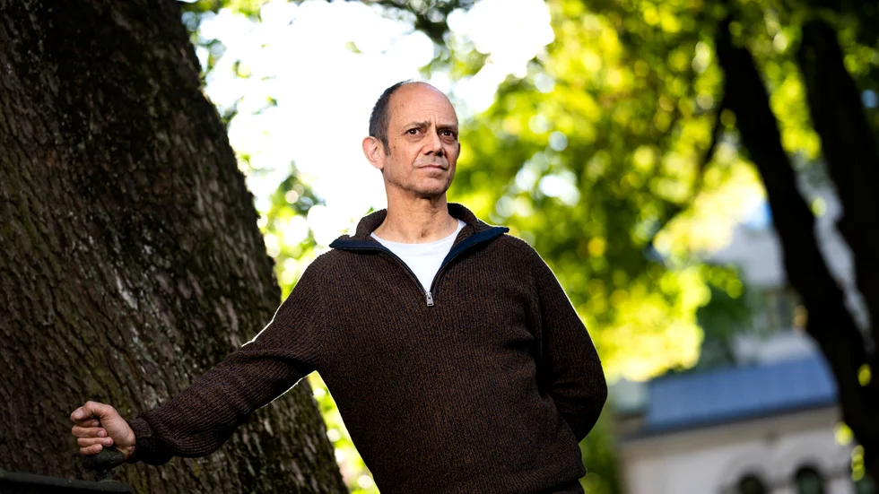 "Om du fick det som egentligen är en normal reaktion på ett orättvist system behandlades du som att något var fel med dig. Efter ett tag börjar det kännas som att det är sant. Som barn är du snabb med att lägga skulden på dig själv", säger Damon Galgut, som växte upp under apartheidtiden i Sydafrika.