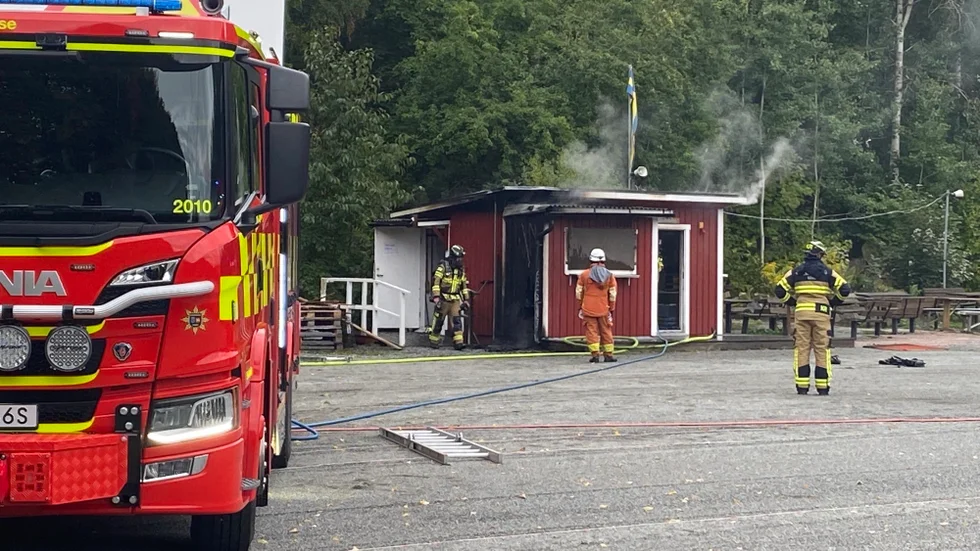 Brand i förrådsbyggnad är under släckning.