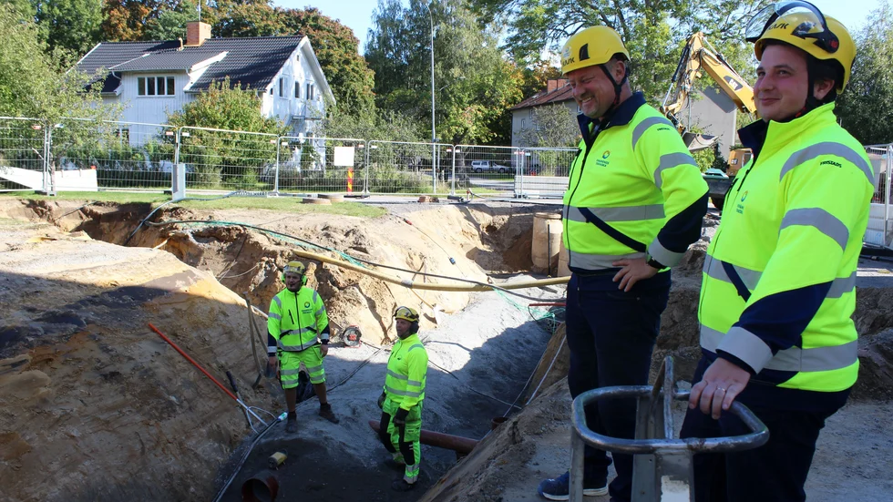 Projektledaren Anton Sundin, Jonas Karlsson, chef entreprenad, övervakar arbetet som anläggarna Viktor Lehmus och Anders Lundberg utför.