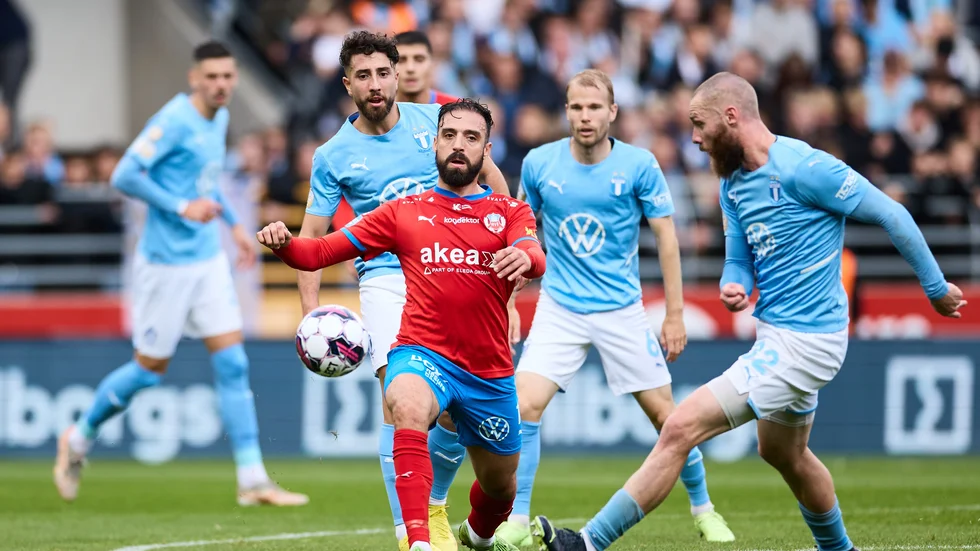 Helsingborgs Abdul "Abbe" Khalili i kamp med Malmö FF:s Jo Inge Berget i Skånederbyt på Olympia. I bakgrunden syns Khalilis kusin Moustafa Zeidan, som var inblandad i MFF:s båda mål när bortalaget vann med 2–1.