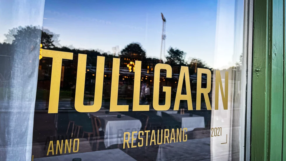 Restaurang Tullgarn ligger längs det förlängda åstråket, i en gammal industrilokal.