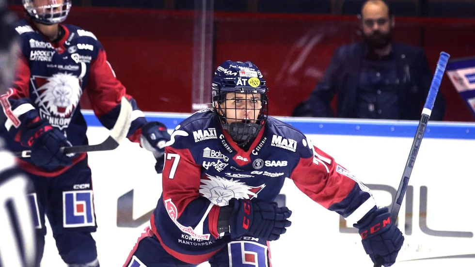 Linnea Johansson jublar efter sitt häftiga skott som betydde 3-2.