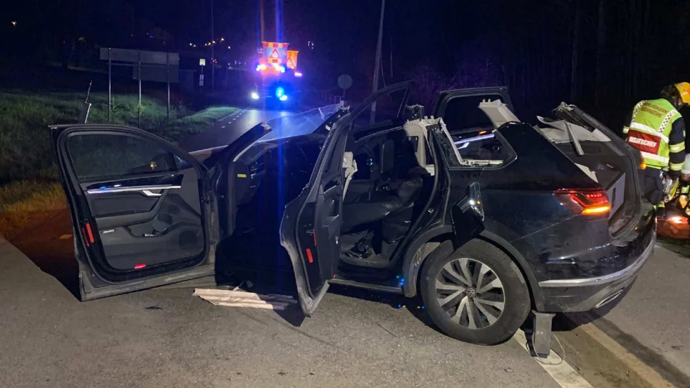 De båda polismännen fick klippas loss ur bilen efter att de kraschar in i en lyktstolpe.