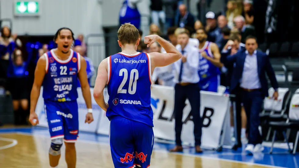 Jonatan Arvidsson och Denzel George såg till att BC Luleå vann premiären mot Köping efter ett förlängningsdrama.