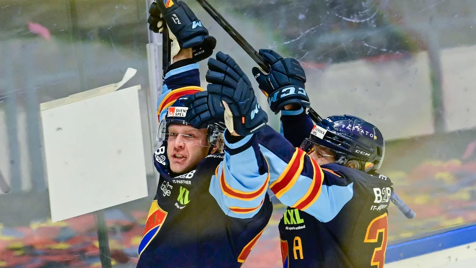 Olle Liss, till vänster, jublar efter sitt andra mål i 5–3-seger över Västerås i hockeyallsvenskan.