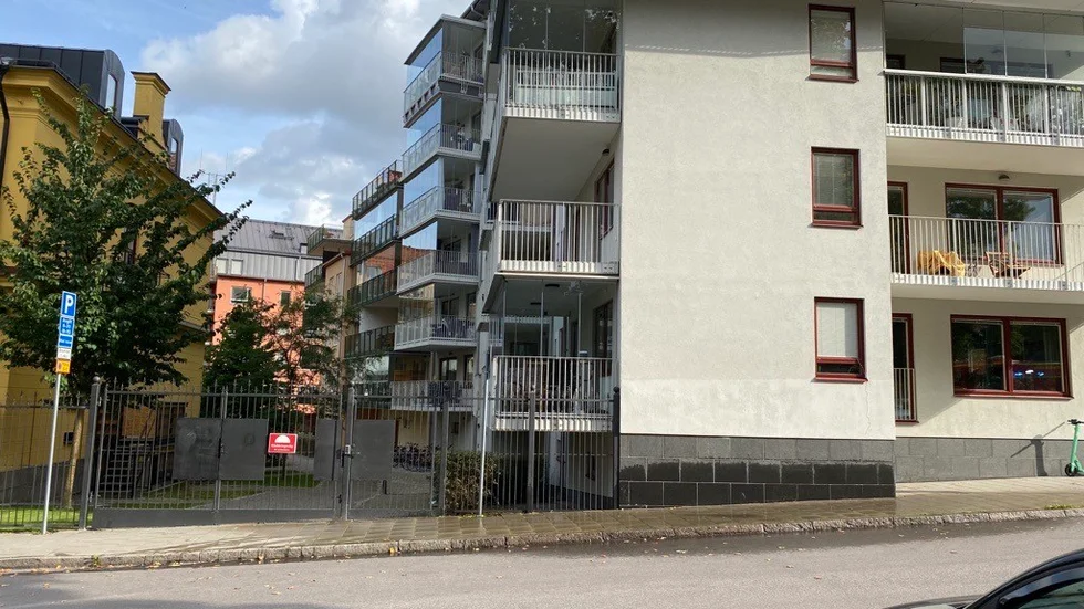 Enligt räddningstjänsten har det runnit ner vatten från en balkong på sjätte våningen.