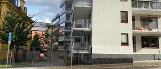 Pooltömningen gick snett – då forsade vattnet ut från sjätte våningen