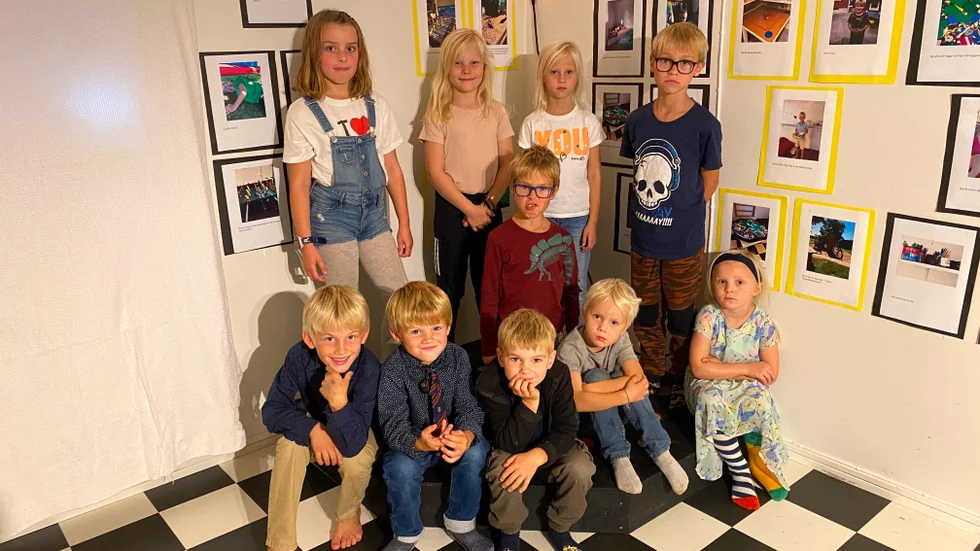 Några av de barn som deltog i utställningen på Föräldrakooperativet Hovet. Stående från vänster: Lovis, Nellie, Stella och Melker. I mitten sitter Vilmer. Sittande från vänster: Hugo, Otto, Ludwig, Malte och Selma.