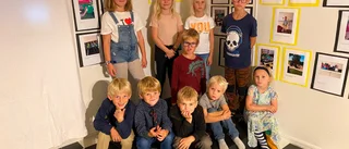 Vernissage på Hovet: "De har inte fått prata med varandra, de har gått en och en och tagit kort"