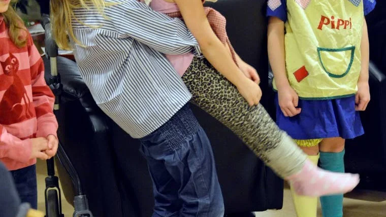 Det är inte bara Pippi som är stark. Här får hon se Emil lyfta lillasyster Ida.