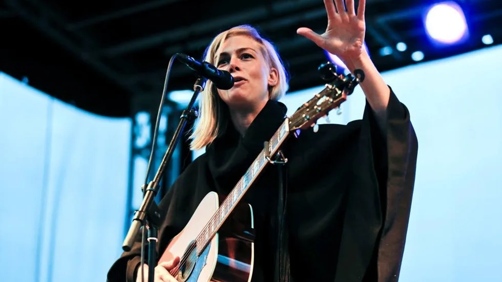 Anna Ternheim fick kämpa med dåligt ljud men lyckades ändå ge den stora publiken en personlig spelning.