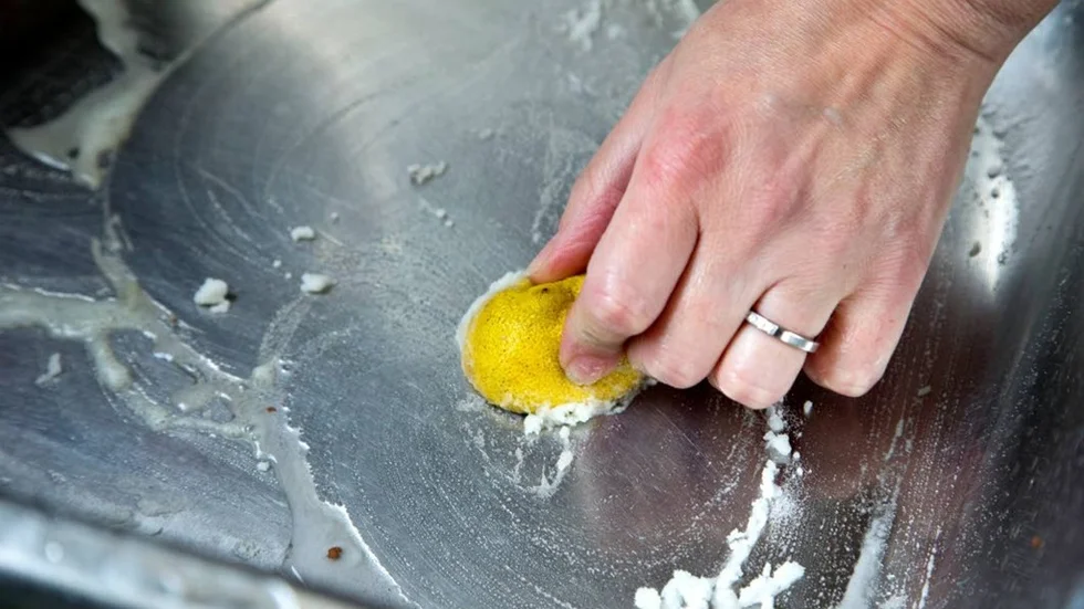Häll bikabonat i vasken och gnugga med citron. Helfräscht direkt.
