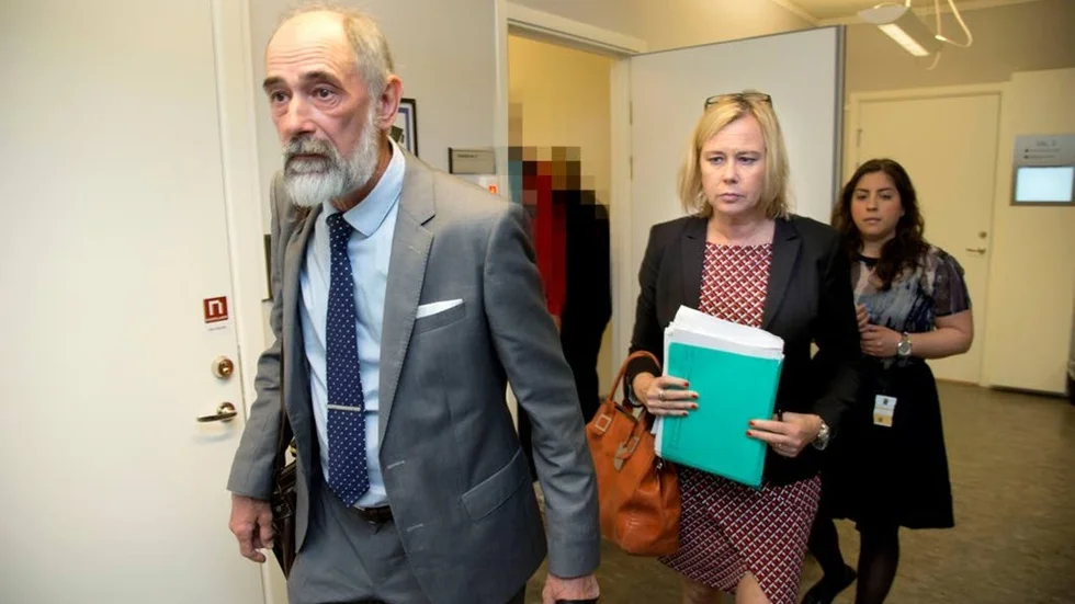 Flickans juridiska ombud, advokat Bo Forssberg från Boden, på väg in till rättegången tätt följd av kammaråklagare Ulrika Schönbeck, som nu yrkat åtta års fängelse för den åtalade Pitebon.