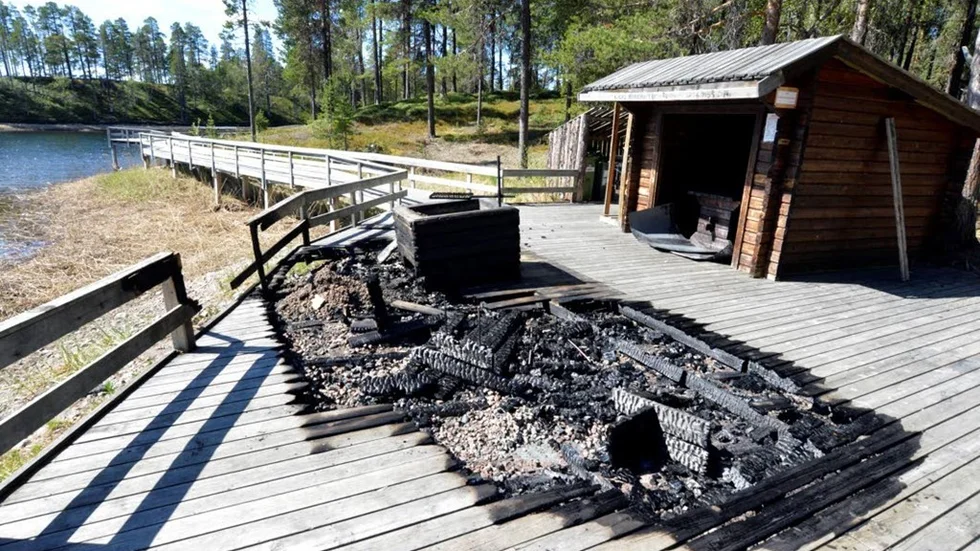 Natten mot söndagen brann delar av spången vid Rapatjärn. Trolig orsak är en kvarlämnad, osläckt eld.