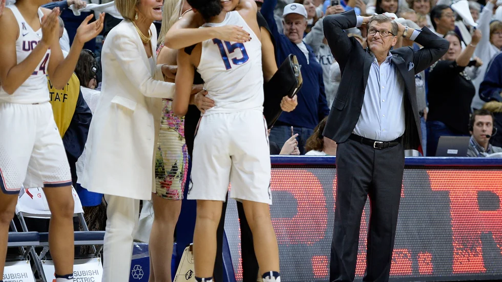 Geno Auriemma (till höger) verkar inte tro sina ögon. Men här, den 13 februari 2017 hemma mot South Carolina, hade hans UConn precis säkrat den 100:e segern i rad. Sviten stannade på 111 raka segrar.