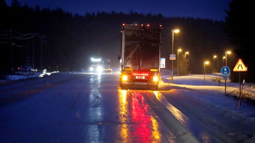 SMHI varnar för halt väglag på grund av snöfall och väderomslag. (Arkvbild)