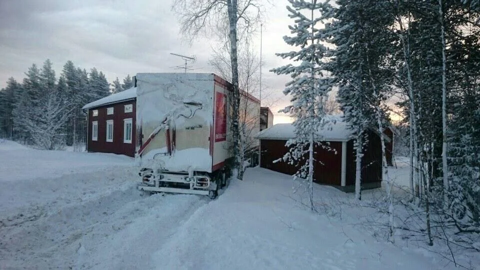 Olycka. Det hade kunnat slutat riktigt illa när en lastbil tvingades väja för en buss och dundrade rakt in på en gårdsplan.
