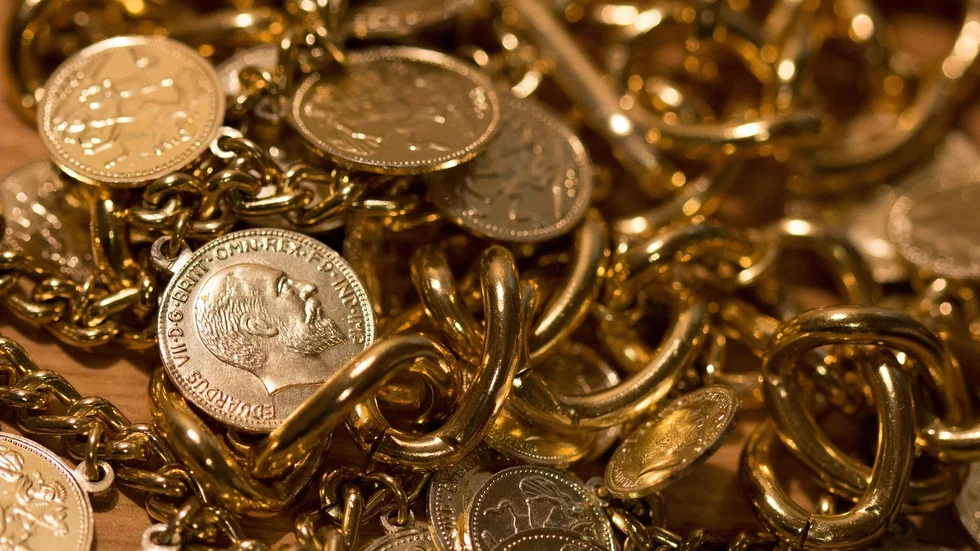 Det är både svårt och tar lång tid att hitta oligarkernas pengar. Men Väst skulle snabbt kunna konfiskera ryska centralbankens utländska valutareserv. 