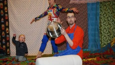 Andrea Svensson, Per Sjögren och Minna Krook lyckas verkligen fånga de små krabaternas uppmärksamhet. Alfred, 14 månader, är en av de fascinerade som har svårt att hålla sig ifrån scenen. Foto: Malin Perk