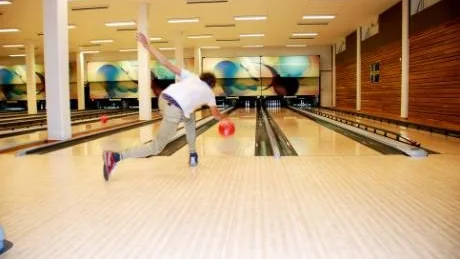 Kombinationen steg och armrörelser är svår i bowling. Foto: Solveig Betnér