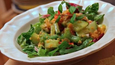 Sallad med linser. Så här års serveras linssalladen ljummen. Sommartid kan samma sallad bjudas kylskåpskall.