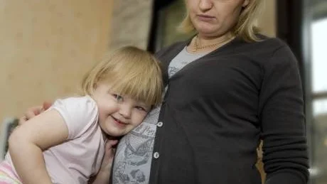 Jodå, bebisen verkar må bra och det gör både mamma och Wilma också - än så länge. Men de hoppas kunna vaccinera sig snarast trots att landstinget slutat vaccinera gravida. Foto: Titti Olovsson