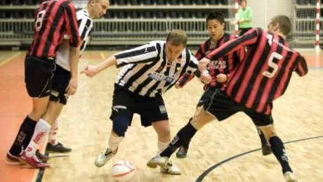 Sylvias Henric Andersson försöker ta sig fram mellan Dagsbergs väl samlade försvar.                           I går drog AT-cupen igång i Stadium Arena. Den här matchen slutade 0-0.