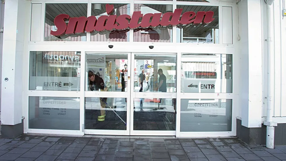 En vattensprinkler utlöste och dränkte huvudentrén och delar av Kappahl i vatten. Räddningstjänsten har torkat upp det vatten som är synligt.