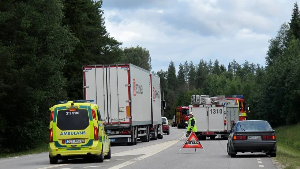 En cyklist blev lindrigt skadad när hon blev påkörd av en personbil på måndagseftermiddagen.
