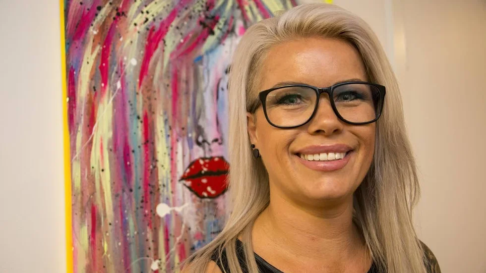 Therése Wahlgren gillar att skapa i starka färger. ”Starka färger symboliserar glädje och lekfullhet” säger hon.