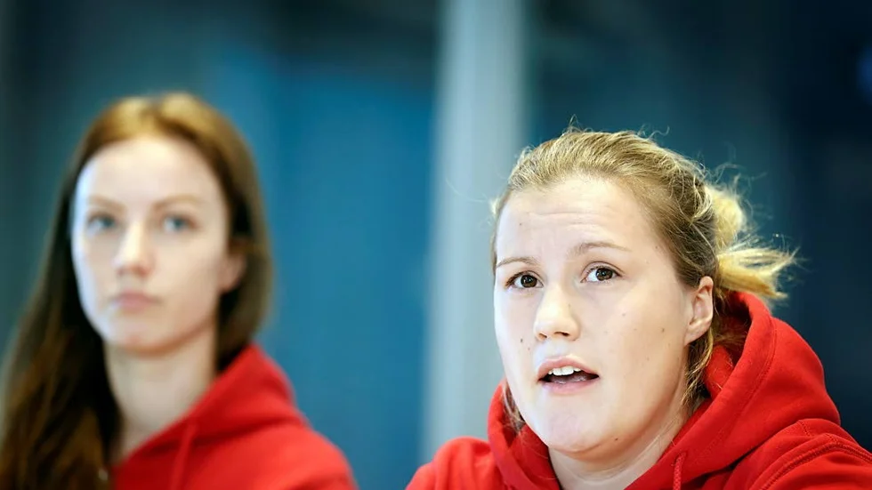 Emma Eliasson (närmast) och Rebecca Stenberg ser positivt på att MSSK Piteås damlag övergår till Luleå Hockey.