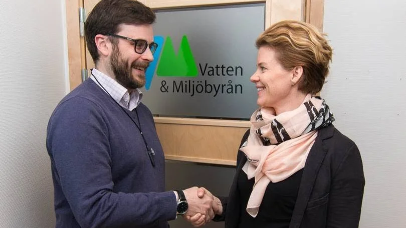 David Sundström, näringslivschef Piteå kommun samt vd för Piteå Science Park, välkomnar Maria Öquist som är kontorschef vid Vatten- och miljöbyråns nya kontor i Piteå.
