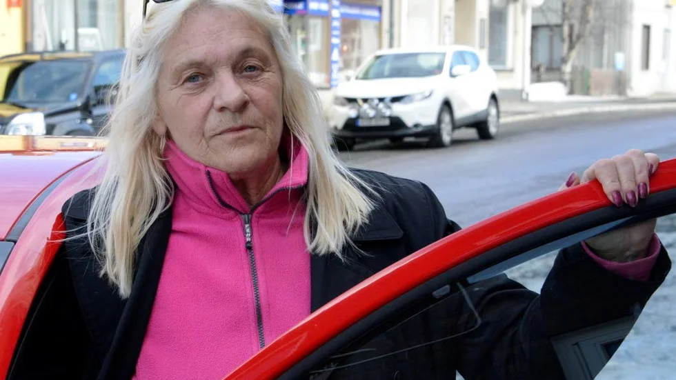 Oppositionens ledare vänsterns Elisabeth Bramfeldt och folkpartisten Alf Sundström vill att pengar som blir över, när oppositionsrådsposten slopas, ska sparas.