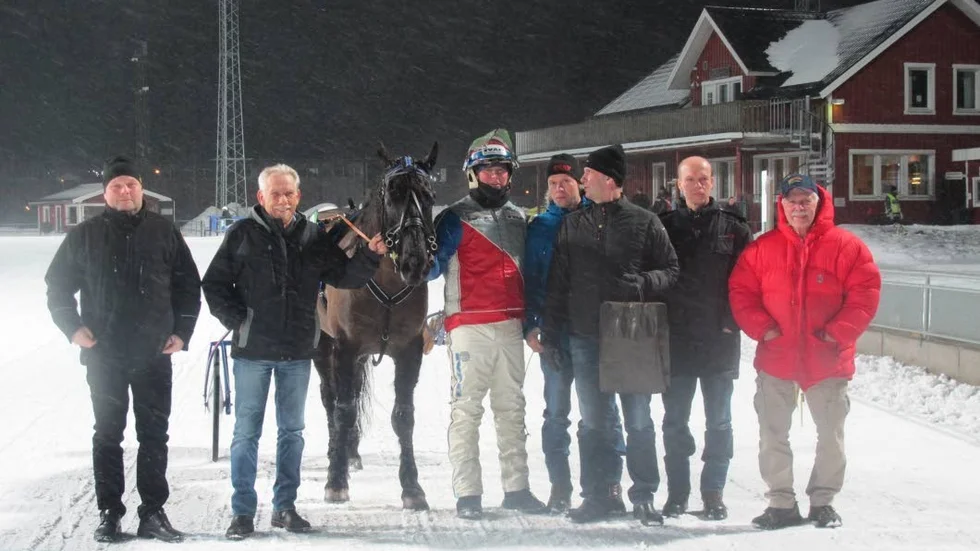 Fem gånger har hästen Åsakjappen startat i Roger Nilssons regi sedan december. Fyra gånger har ägargänget fått äntra vinnarcirkeln. Från vänster ses Dan Renberg, Karl-Henry Nordsvahn, hästen själv, Roger Nilsson, Bo Berg, Roger Bergman, Leif Berg och Ulf Björkman. Lördag eftermiddag startar hästen i V75-5, Dubbelcupen final, på Bergsåker.