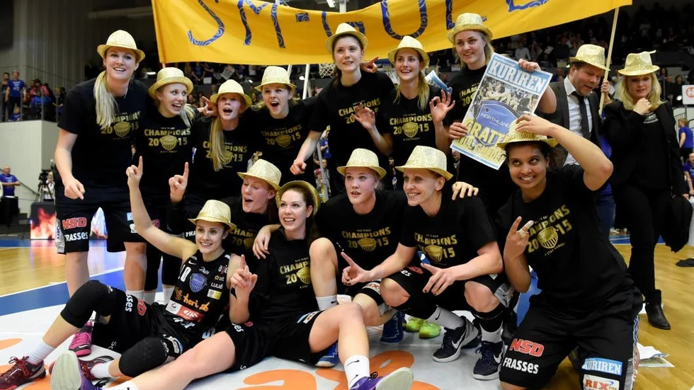Efter en helt galen final kunde Northland fira andra raka SM-guldet. ?Foto: Bror Persson / TT