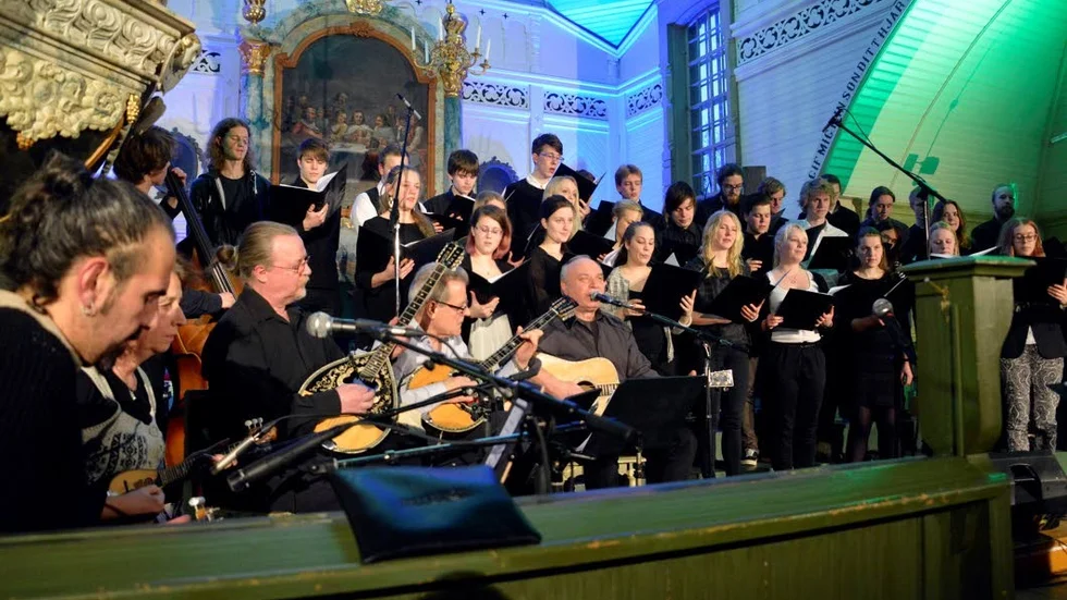 Grekiska folkmusikgruppen Taximi och kören från Framnäs folkhögskola uppskattades till fullo av publiken i den ofulla Arjeplogskyrkan.