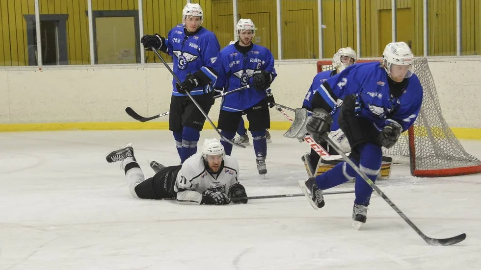 Emil Granberg (liggande) och hans IFK Arvidsjaur föll stort mot gästande Clemensnäs.