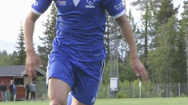 Johan Holmqvist spelade i IFK Arvidsjaurs herrlag senaste säsongen. Nu blir han spelande tränare.