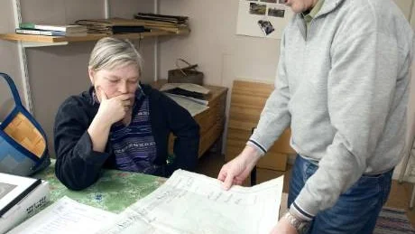 - Såna här gamla kartor från 1600- och 1700-talet, siktar vi på att läsa in digitalt på en hårddisk, berättar Lennart Westergren som här ses med styrelsekollegan Pia Nilsson i Kullerstad-Skärblacka Hembygdsförening. Foto: Janne Forsby