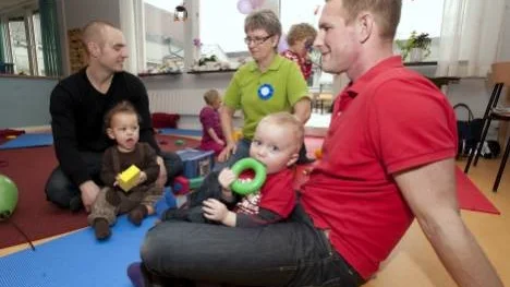 Andreas Fogelberg med sonen Sam samt Johan Träff med sonen Victor, två av de pappor som besöker Familjecentralen. Emellan dem Agneta Fredriksson som är anställd på Öppna förskolan.