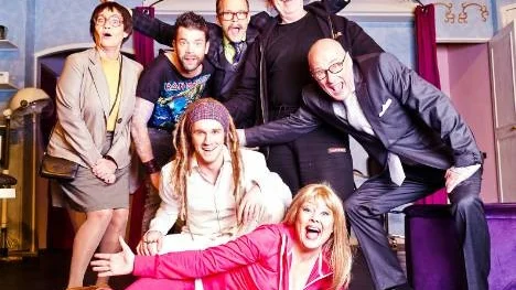 Hela gänget i farsen Nu är det klippt! Medsols från vänster: Carlina Lidbom, Daniel Träff, Joakim Nätterqvist, Janne "Loffe" Carlsson, Pale Olofsson, Sanna Ekman och Mattias Olofsson. Foto: Andreas Planck