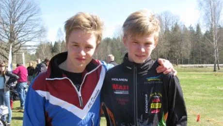 Två dubbelsegrare. Max Berggren, OK Denseln, t.v. och Ville Johansson, OK Kolmården vann både IFK Linköpings och OK Motalas orientering i helgen. Max i H 16 och Ville i H 14. Foto: Nils Sjödin