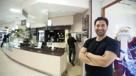 Malak Ertas är restaurangchef på Paus i centrala Norrköping och positiv till den sänkta momsen.
- Det kommer innebära många positiva saker för oss, säger han.