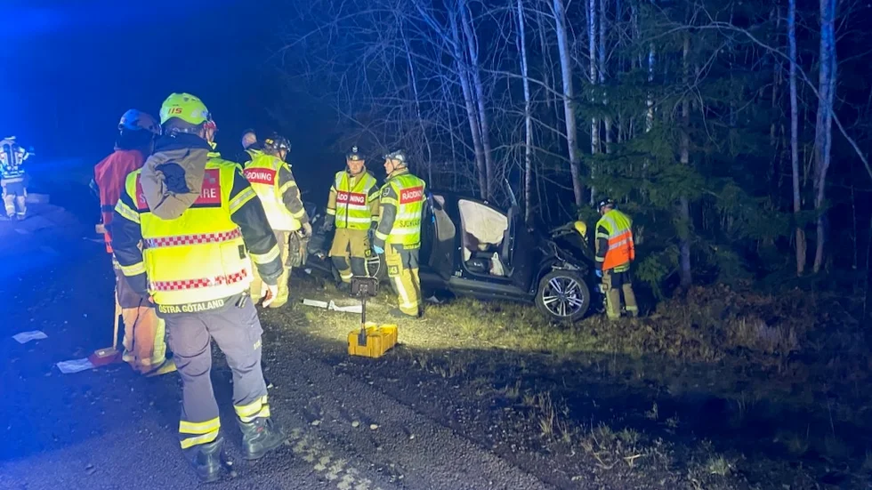 Föraren fick föras till sjukhus efter älgolyckan i höjd med Kimstad.